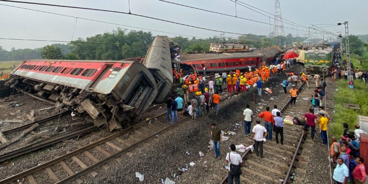 Tragedia en la India causa choque de trenes y deja casi 300 muertos