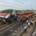 Tragedia en la India causa choque de trenes y deja casi 300 muertos