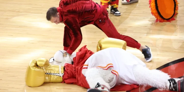 McGregor envía a la mascota de los Miami Heat al hospital tras un fuerte golpe