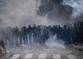 Más de 870 detenidos y casi 250 policías heridos en Francia en tercera jornada de protestas
