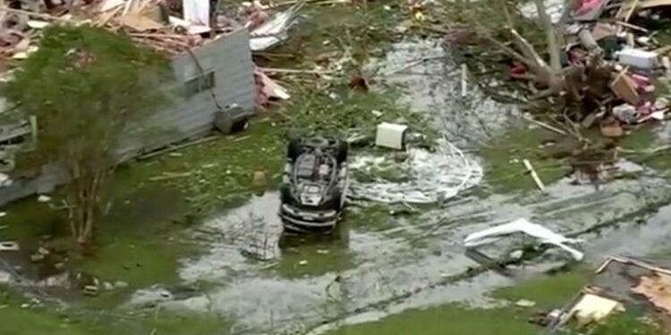 Al menos tres muertos dejó tornado que destruyó pueblo en Texas