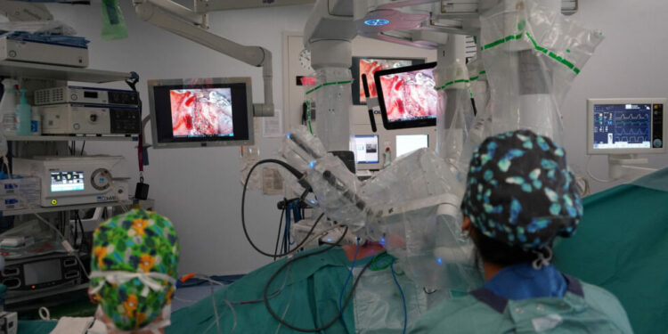Con total éxito se realizó trasplante de pulmón con operación robótica