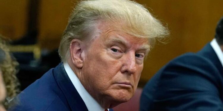 Trump fue acusado formalmente por documentos clasificados hallados en su casa
