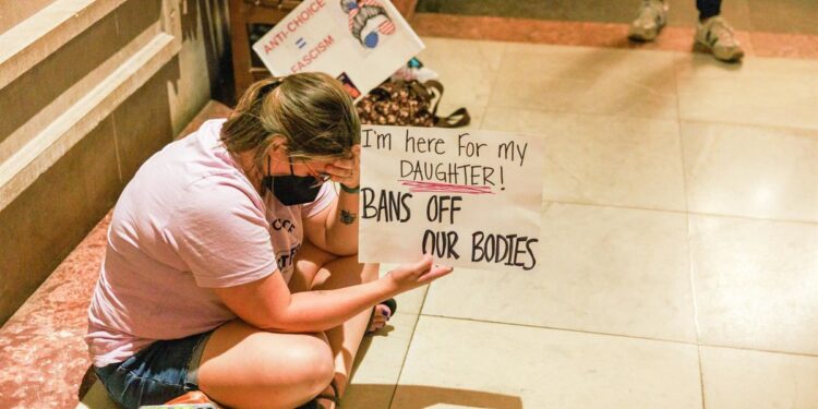 Indiana restaura la prohibición casi total del aborto en el estado