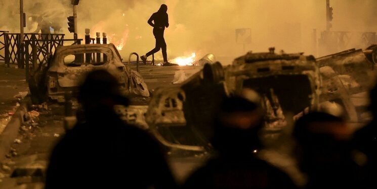 Francia suspende circulación de buses y tranvías tras protestas
