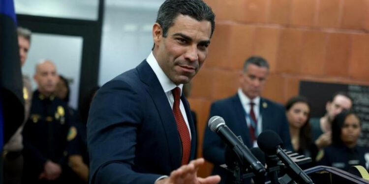 Alcalde de Miami se convierte en el primer hispano en la carrera presidencial