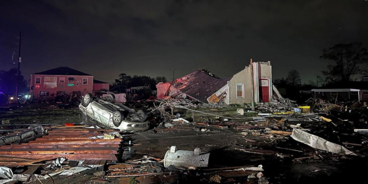 Tornado arrasa ciudad del norte de Texas dejando al menos tres muertos