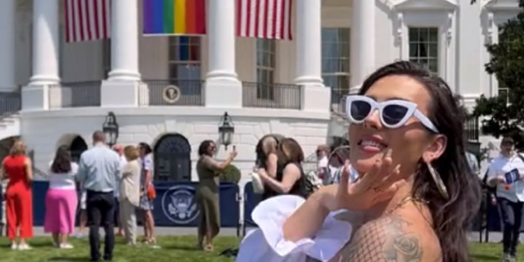 Modelo trans posó en topless en la Casa Blanca