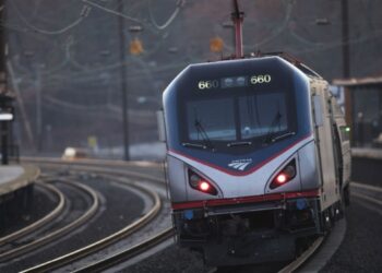 Tren se descarrila dentro de un túnel en EE.UU.