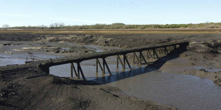 Sequía en Uruguay hace que emerja puente que llevaba 30 años bajo agua