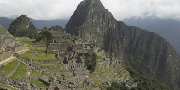 Hallan la placa de oro que reconoce a Machu Picchu como maravilla del mundo