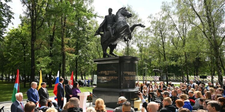 Desvelan un monumento a Simón Bolívar en Moscú