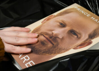 Viajeros británicos tiran a la basura el libro Spare del príncipe Enrique