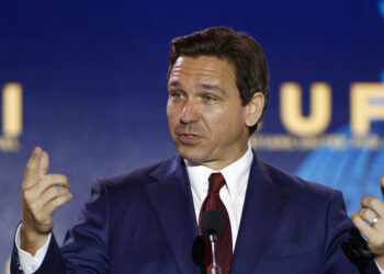 DeSantis despide a empleado de campaña que compartió su imagen rodeada de simbología fascista