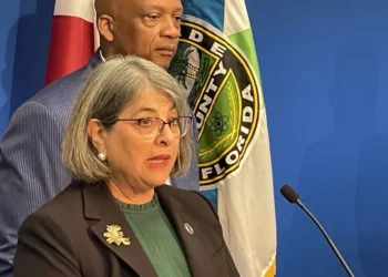 Alcaldesa de Miami Dade brinda más detalles sobre el jefe policial