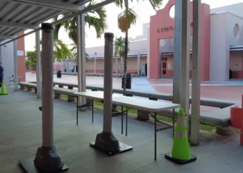 Escuelas secundarias de Palm Beach inician uso de detectores de metales