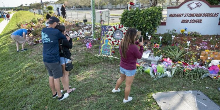 Familiares de víctimas en Parkland visitan lugar antes de ser demolido