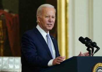 Legisladores piden a Biden otorgar permisos de trabajo a más migrantes indocumentados