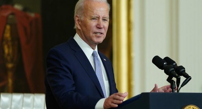 Legisladores piden a Biden otorgar permisos de trabajo a más migrantes indocumentados