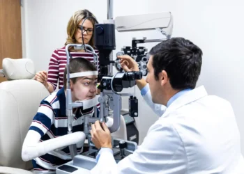 Menor recupera la vista gracias a pionera terapia génica ocular en Miami