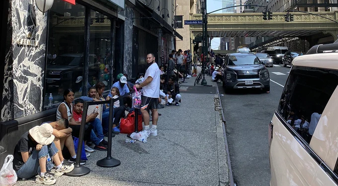 Migrantes duermen en buses y calles en Nueva York sin camas disponibles