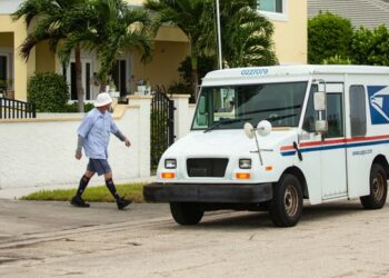 Ola de calor afecta peligrosamente a conductores de USPS en Florida