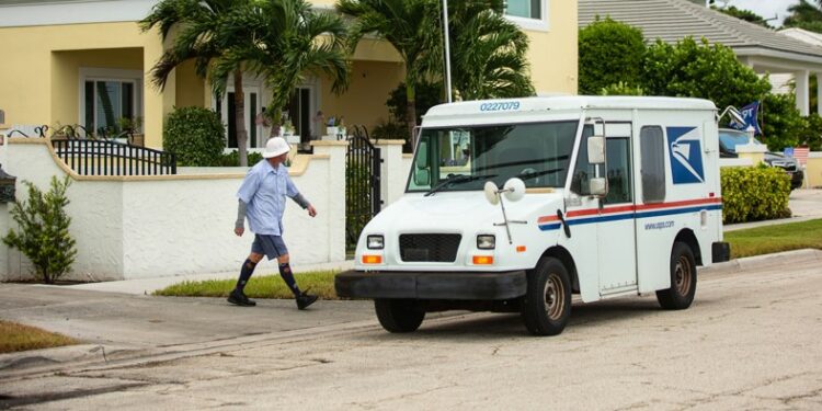 Ola de calor afecta peligrosamente a conductores de USPS en Florida