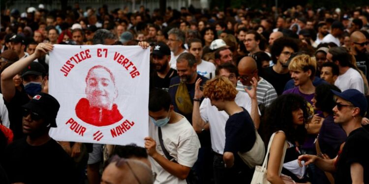 Por esta razón, arden las calles en Francia