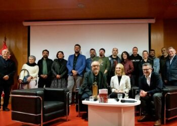 Administración de Biden demanda a Texas para que retire barrera flotante de boyas en río Grande