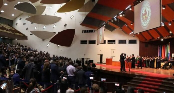 Juramentan a las nuevas autoridades de la UCV