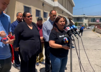 Envían cuarto autobús con migrantes de Texas a Los Ángeles