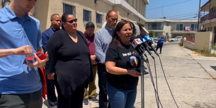 Envían cuarto autobús con migrantes de Texas a Los Ángeles