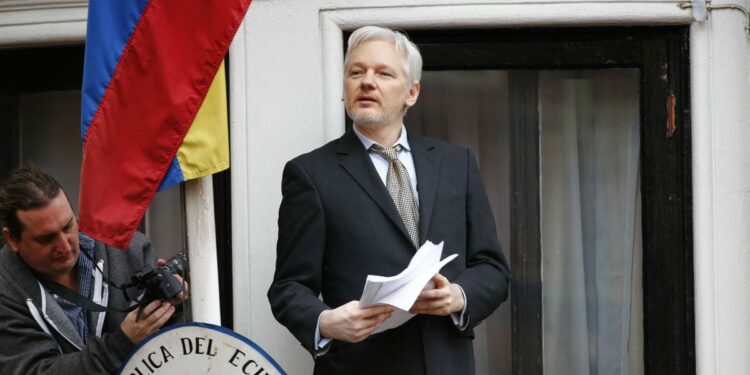 La izquierda francesa pide al Parlamento conceder asilo político a Julian Assange