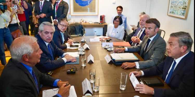 Macron, Petro, Lula, Fernández y Borrell piden elecciones justas a Delcy Rodríguez