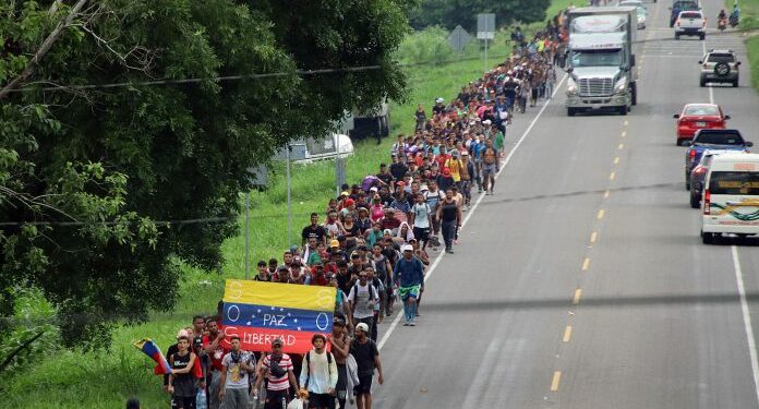 Primera caravana migrante de venezolanos salió desde el sur de México hacia EEUU