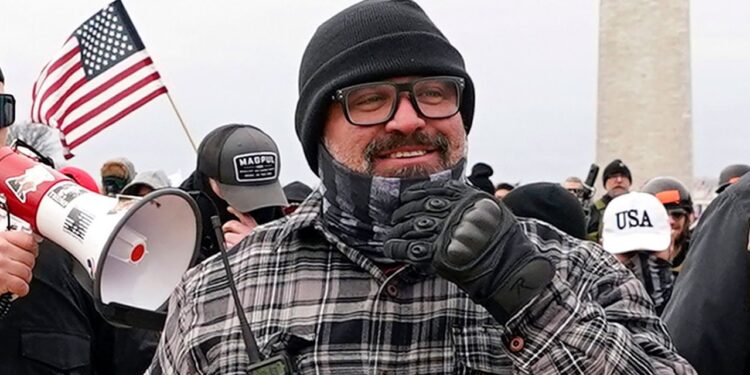 Condena de 17 años de cárcel a un cabecilla de los Proud Boys por asalto al Capitolio
