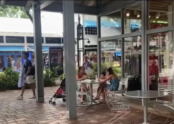 Detienen a hombre por presuntamente apuñalar a una mujer en centro comercial de Miami