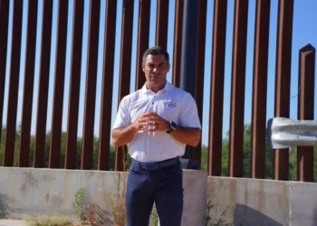 Alcalde Suárez llegó a Texas pidiendo cambios en política migratoria de Biden