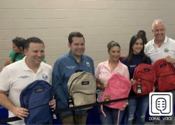 Autoridades de Doral entregaron más de 1.000 mochilas gratuitas a propósito del inicio del nuevo año escolar