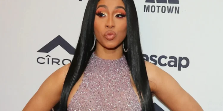 Cardi B será investigada por lanzarle el micrófono a una fanática durante un concierto en Las Vegas