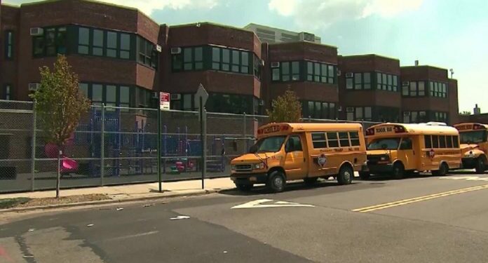 Escuelas de Nueva York están obligadas a inscribir a niños y jóvenes migrantes