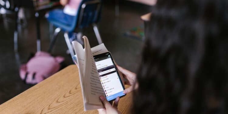 Escuelas de Florida inician clases prohibiendo el uso de TikTok en sus dispositivos