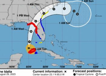 Idalia se convierte en huracán mientras se dirige a la costa del golfo de Florida