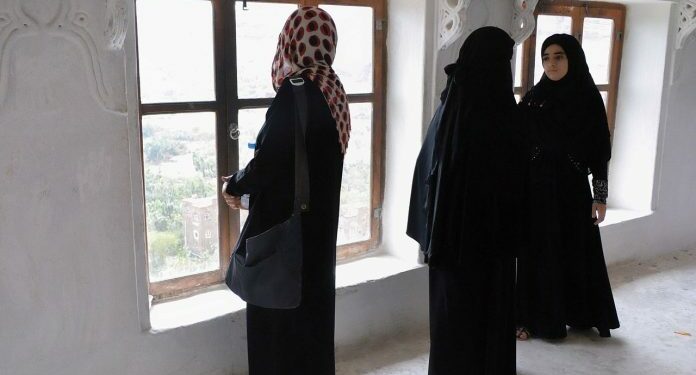 Francia prohibirá en las escuelas la abaya, túnica usada por musulmanas