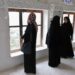 Francia prohibirá en las escuelas la abaya, túnica usada por musulmanas