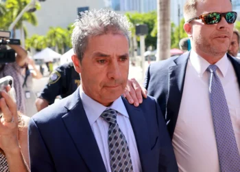 Imponen fianza de $100,000 a empleado de Trump acusado por documentos en Mar-a-Lago