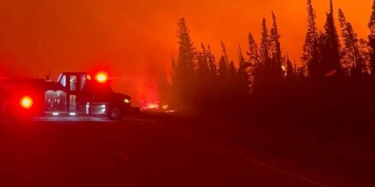 Incendios forestales al noroeste de Canadá generán evacuaciones