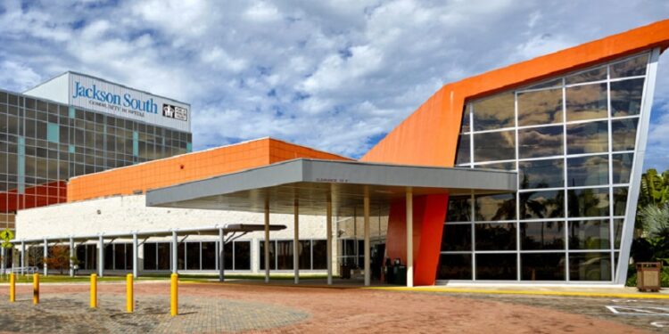 Detenido enfermero por robar tarjeta de un paciente en hospital de Miami