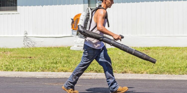 Miami Beach multará hasta con $1000 el uso de sopladores de hojas a gasolina