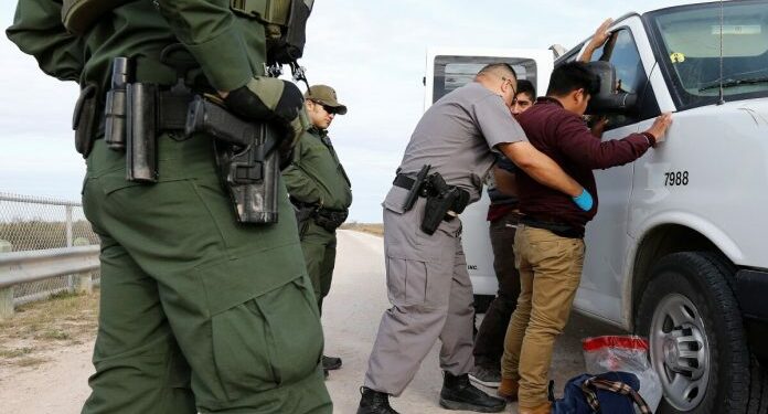 Migrantes demandan a Texas por haberlos tenido encarcelados sin el debido proceso